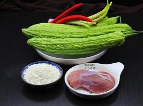 准备食材：苦瓜、糯米、猪瘦肉、红辣椒、香葱等食材。