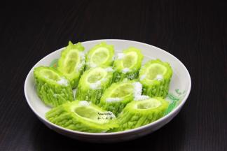 苦瓜洗净切段，去籽，放盐腌制30分钟；