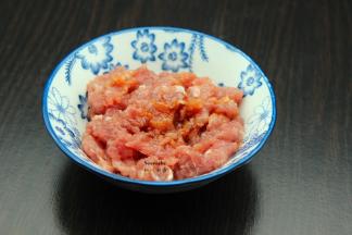 猪瘦肉剁碎，放盐、酱油、油拌均腌制10分钟；