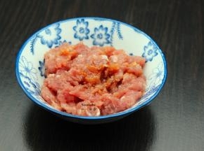 猪瘦肉剁碎，放盐、酱油、油拌均腌制10分钟；