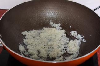 热锅，倒油，把糯米炒至透明半熟状；