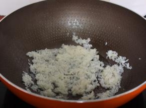 热锅，倒油，把糯米炒至透明半熟状；