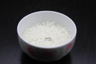 糯米提前浸泡1小时，捞出，沥干水，放盐、油腌制；