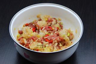 炒好的糯米、肉末、豆瓣酱、红辣椒、酱油、油、盐、香葱等一起拌均；