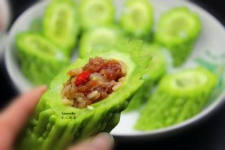 拌均的馅，酿入苦瓜中；