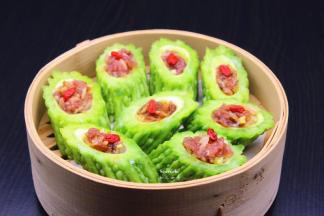 酿好苦瓜放入蒸笼中；