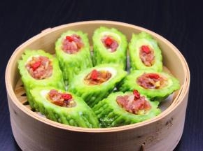 酿好苦瓜放入蒸笼中；
