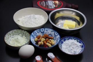 准备食材：低筋粉、黄油、奶粉、糖粉、鸡蛋、小苏打、泡打粉、香草精、巧克力酱、坚果；