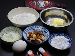 准备食材：低筋粉、黄油、奶粉、糖粉、鸡蛋、小苏打、泡打粉、香草精、巧克力酱、坚果；