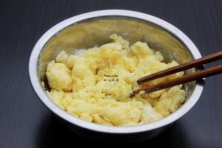 低筋粉、奶粉、糖粉、小苏打、泡打粉混合过筛，倒入融化的黄油、鸡蛋、香草精中拌均；