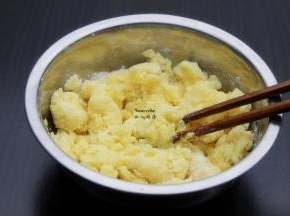 低筋粉、奶粉、糖粉、小苏打、泡打粉混合过筛，倒入融化的黄油、鸡蛋、香草精中拌均；