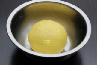 拌均好，揉成光滑面团；