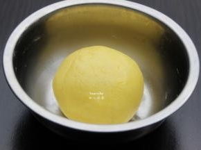 拌均好，揉成光滑面团；