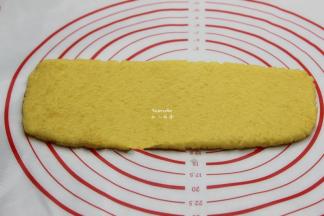 面团擀成长方形；