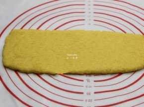 面团擀成长方形；