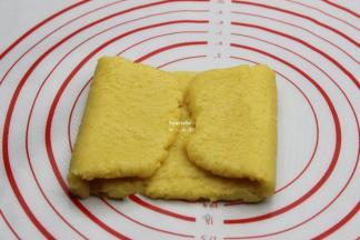 从二边向中间对折，折成四折；