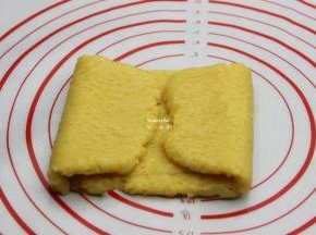 从二边向中间对折，折成四折；