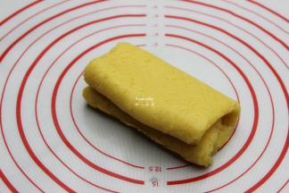 四折面皮擀薄成长方形，再次对折，来回四次；