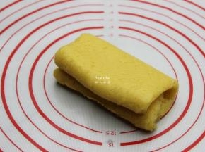 四折面皮擀薄成长方形，再次对折，来回四次；