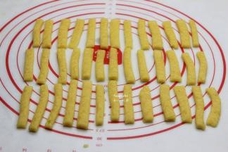 擀成厚度0.5cm面皮，切成长8cm，长方条；PS：不规则边缘去掉