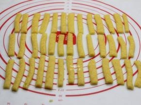 擀成厚度0.5cm面皮，切成长8cm，长方条；PS：不规则边缘去掉