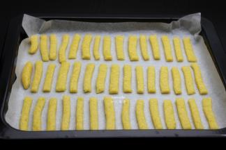 烤盘垫上硅油纸，放入切好的手指饼胚放入烤盘；PS：饼干直接留有空隙；
