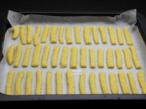 烤盘垫上硅油纸，放入切好的手指饼胚放入烤盘；PS：饼干直接留有空隙；
