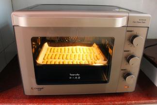 烤箱预热，选择后旋风加热，165度，15分钟；PS：每个烤箱不同，功能、温度和时间略有差异。