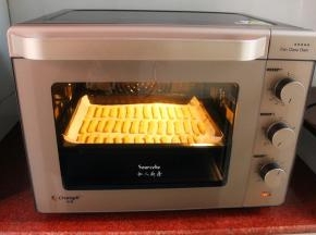 烤箱预热，选择后旋风加热，165度，15分钟；PS：每个烤箱不同，功能、温度和时间略有差异。