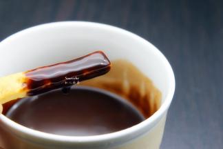 巧克力酱加入至50度，乘热，均衡的把1/2手指饼裹上巧克力酱；