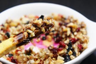 把砸碎的坚果均衡的撒上，让其黏住，晾凉即可。