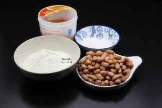 准备食材：花生仁、中筋粉、盐、白砂糖、五香粉、麦芽糖玉米油、泡打粉等；