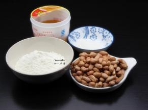准备食材：花生仁、中筋粉、盐、白砂糖、五香粉、麦芽糖玉米油、泡打粉等；