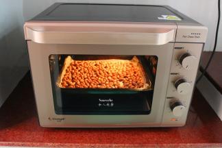 烤箱预热，后旋风加热，160度8分钟，烤熟花生仁；