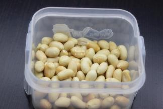 烤的花生米放凉去皮；PS：去皮后的口感好；