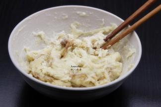 中筋粉、五香粉、泡打粉、盐、麦芽糖、白砂糖，加入适量的水拌均；