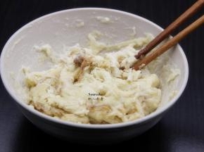 中筋粉、五香粉、泡打粉、盐、麦芽糖、白砂糖，加入适量的水拌均；