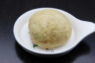 揉成光滑的面团，用保鲜膜包裹静放30分钟；