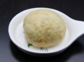 揉成光滑的面团，用保鲜膜包裹静放30分钟；