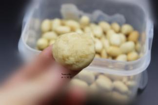 分一小团，放手掌心压扁；