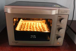 烤箱预热，选择后旋风加热，170度，15分钟；烤5分钟的时候取出，涂上花生油。PS：每个烤箱不同，功能、温度和时间略有差异。