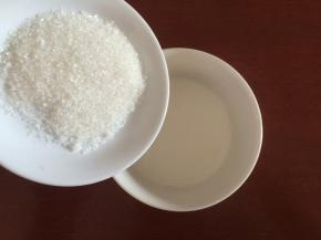 白砂糖放在牛奶里加热融化