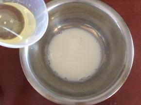 冷却低于50度的时候加入植物油