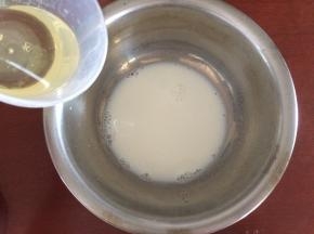 冷却低于50度的时候加入植物油