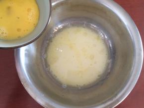 加入全蛋液，搅拌均匀即可