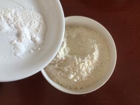 面粉中加入泡打粉、小苏打