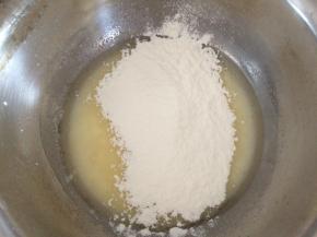 把面粉筛入到牛奶液体中