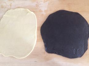 冷藏后的面团取出，把可可面团和原色面团都擀成均匀厚度的面片（约2~3毫米）