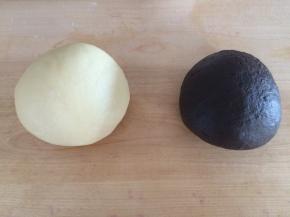 用橡皮刮刀拌匀，使面粉和液体完全混合，成为面团（同样的方法揉出可可粉面团），把两块面团放入冰箱冷藏半小时以上面团稍微硬点的时候容易操作