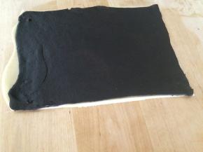 把可可面皮放在原色面皮上面